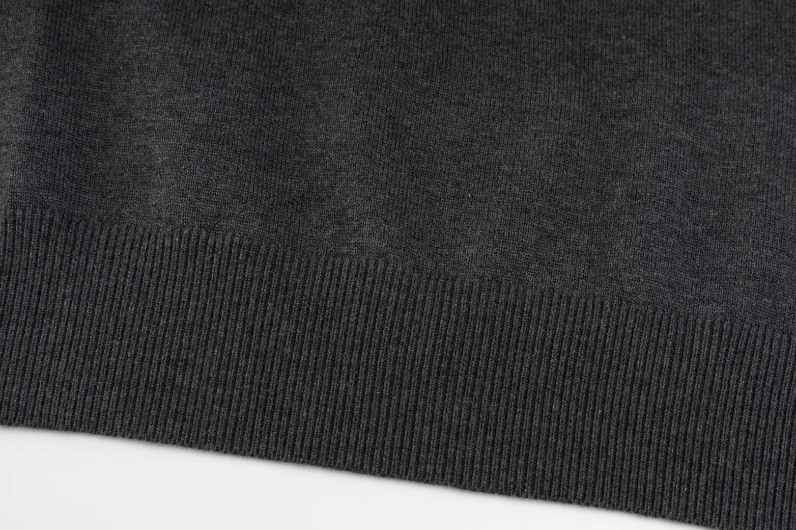P206 #R80 Ralph Lauren Knitted Pony Embroidered Round Neck Pullover Sweater Official Website Synchronized Same Style for Men and Women Sizes: S-XL Color: White Blue Khaki Army Green Dark Gray Gray Navy Red Label Navy Blue White Label Black White Label Black Red Label Classic Cotton Yarn 100% White Cotton High Quality Goods Classic styles have always been popular! The workmanship details are very good! The simple round neck pullover sweater is always the standard, with classic brand embroidery on the chest! All major stars have the same style! Best for couples. High quality goods! Xinjiang cotton micro-elastic and smooth fabric has excellent quality. Pure cotton is soft and skin-friendly. Size: S M L